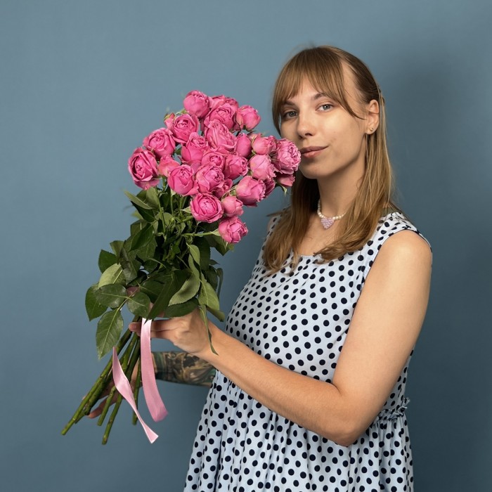 7 кустовых пионовидных роз Мисти Баблс 60 см